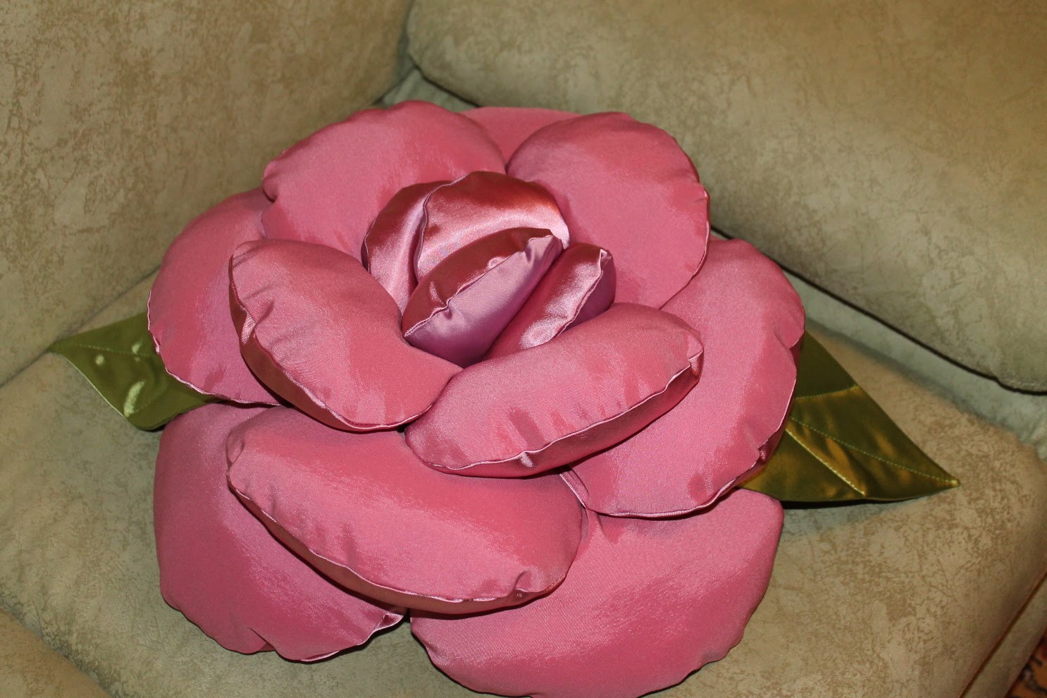 Диванные подушки розы